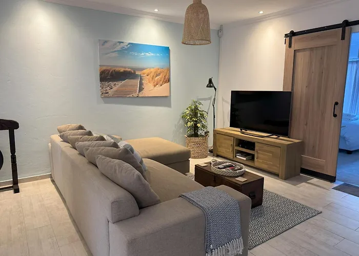 Cottage - Sleeps 4 - Pet Friendly - Pool - Parking